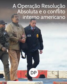 Na madrugada do dia 3 de janeiro de 2026 o mundo assistiu com uma crescente apreensão a captura do presidente venezuelano Nicolás Maduro e sua esposa, Cilia Flores. 

A operação foi realizada pelo primeiro Destacamento Operacional das Forças Especiais dos Estados Unidos, a Força Delta, sob as ordens do presidente Donald Trump. 

Maduro e Flores foram levados de helicóptero para o navio USS Iwo Jima tendo como destino final um centro de detenção em Brooklyn, Nova York onde estão detidos e aguardam o andamento do julgamento. 

Esse, que pode ser considerado como o primeiro grande evento na política internacional de 2026, nos faz refletir sobre cenários futuros marcados por ecos do passado. 

Nesta coluna, escrita por Débora Guedes, convidada especial do DPolitik, trazemos uma contextualização importante do caso. 

Acesse o artigo pelo link em nossa bio.